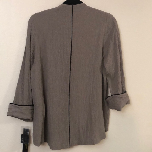 Asymmetric lightweight Jacket - Picture 2 of 7